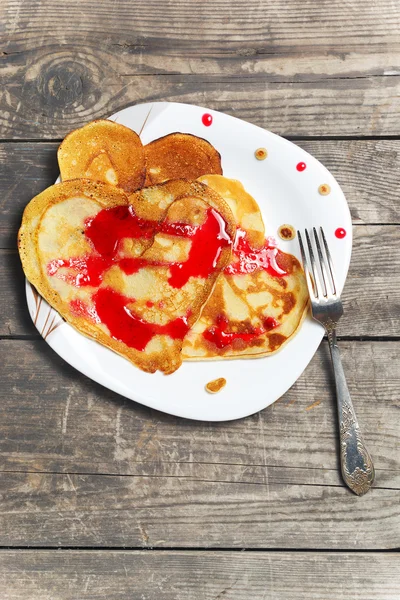 Pancakes on a plate in the form of hearts with blueberry jam — Stock Photo, Image