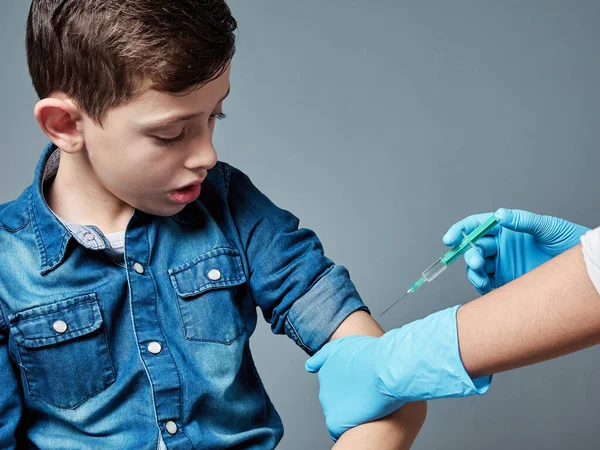 Aranyos Beoltott Fiatal Fiú Szürke Háttérrel Izolált Vakcinázási Koncepció Stock Fotó