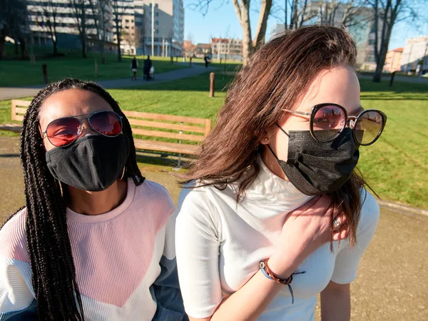 Due Giovani Donne Che Sembrano Felici Indossano Maschere Protettive Mentre — Foto Stock