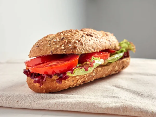 Olhar Perto Uma Baguete Tomate Alface Conceito Comida Vegetariana — Fotografia de Stock