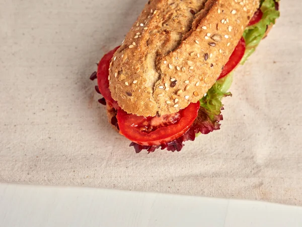 Вкусный Салат Томатный Багет Изолированы Вегетарианская Концепция Питания — стоковое фото