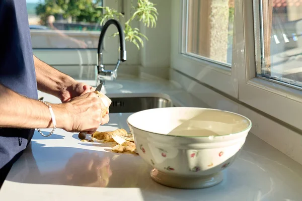 Mãos Homem Descascando Batatas Cozinha Sem Rostos Mostrados Conceito Cozinhar — Fotografia de Stock