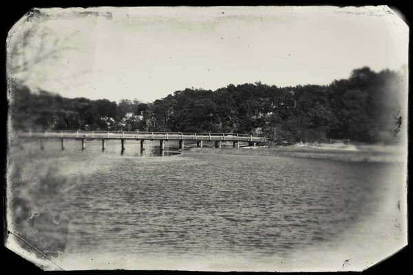 Puente en Duck Creek en Wellfleet, MA Cape Cod en blanco y negro — Foto de Stock