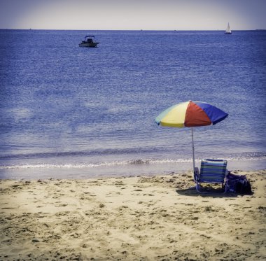 Plaj ve Eastham, Ma Cape Cod bir plajda şemsiye.