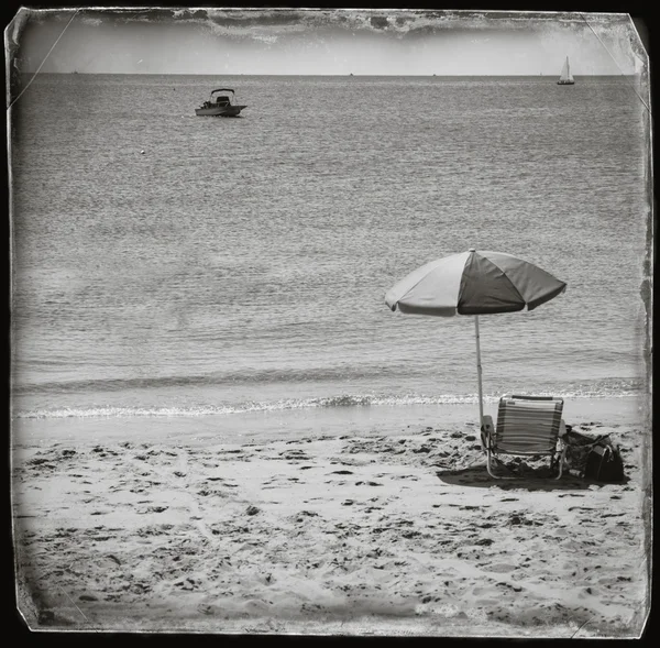 Stranden och paraply på en strand i Engström, Ma Cape Cod. — Stockfoto