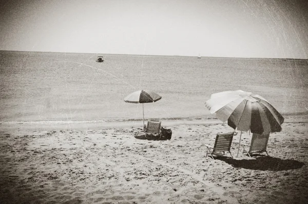 Sombrillas y sillas en una playa en Eastham, MA Cape Cod, look vintage . — Foto de Stock