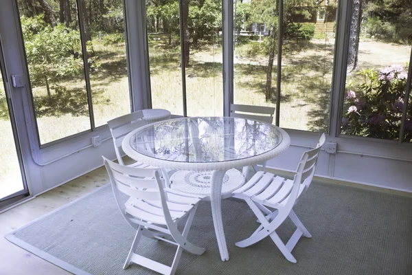 Mesa e cadeiras em um alpendre de sol em Wellfleet, MA em Cape Cod — Fotografia de Stock