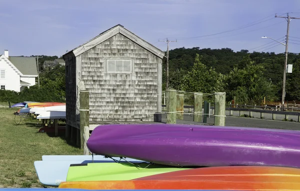 Gamla Oyster shack och färgglada båtar i Wellfleet, Ma på Cape Cod. — Stockfoto