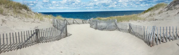 Playa en Provincetown, Massachusetts en Cape Cod con mar y nubes — Foto de Stock