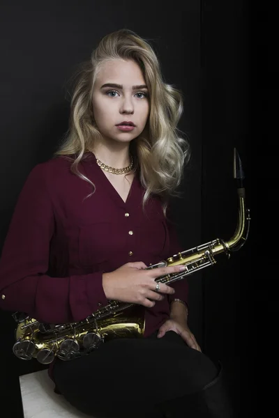 Tiener bedrijf saxofoon — Stockfoto