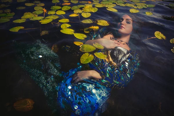 Sirène Avec Longs Cheveux Roux Sous Eau Avec Des Coussinets — Photo