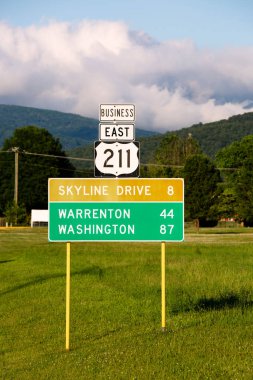 Luray Virginia 'daki yol tabelası. Arkasında güzel dağlar var.