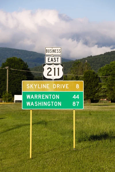 Road Sign Luray Virginia Beautiful Mountains Background — Stock Photo, Image