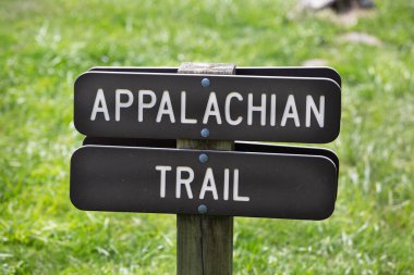 Virginia 'daki Rogers Dağı' nda Appalachian Patikası tabelası.