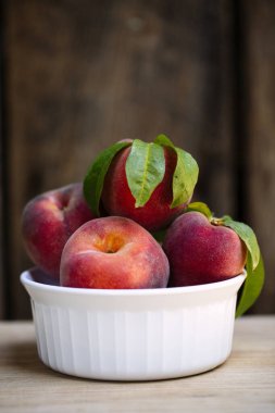 Beyaz kase taze şeftali