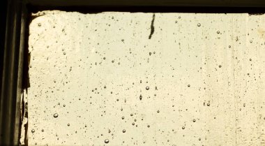 Soyut krem boyalı cam pencere