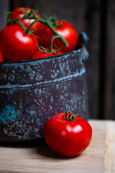 Cubo Cobre Lleno Tomates Frescos Maduros — Foto de Stock