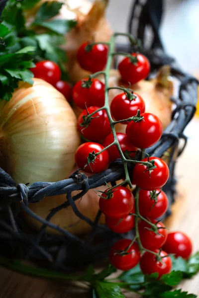 Tomates Cherry Cebollas Perejil Una Canasta — Foto de Stock