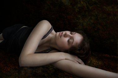 koyu arka planda yatan kadın