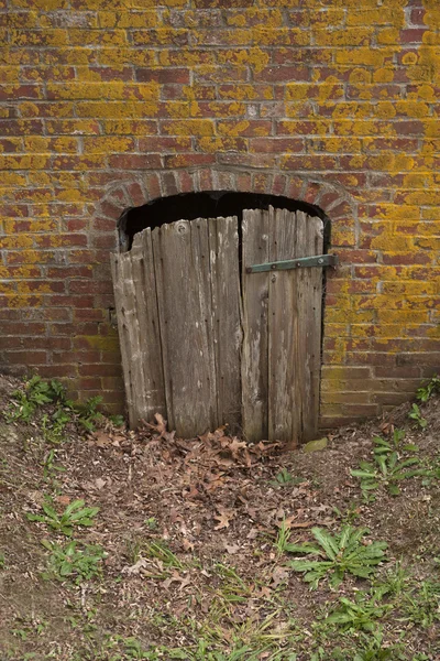 Porta di legno incrinato aperto — Foto Stock
