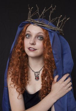 Dal taç giyen Kızıl saçlı kadın