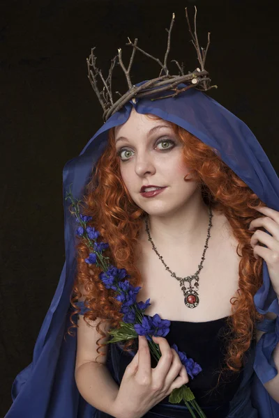 Röda haired kvinna bär twig krona — Stockfoto