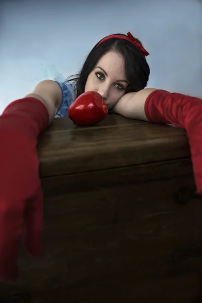 Branca de Neve usando luvas vermelhas — Fotografia de Stock