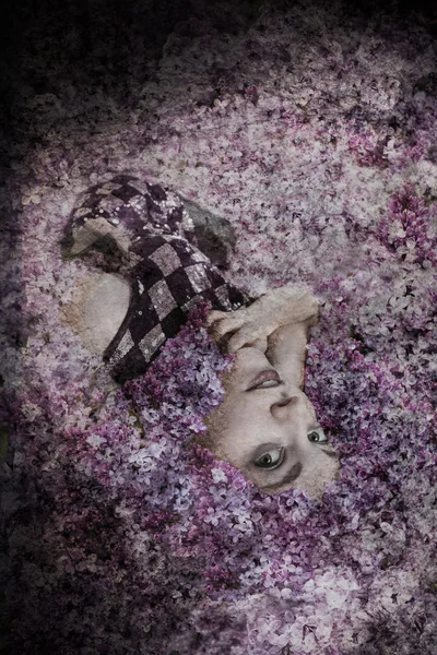 Woman lying in lilac — Stock Photo, Image