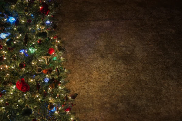 Árbol de Navidad contra pared marrón con espacio para copiar — Foto de Stock