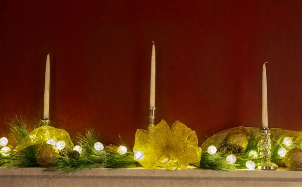 Mantel mit Weihnachtsdekoration — Stockfoto