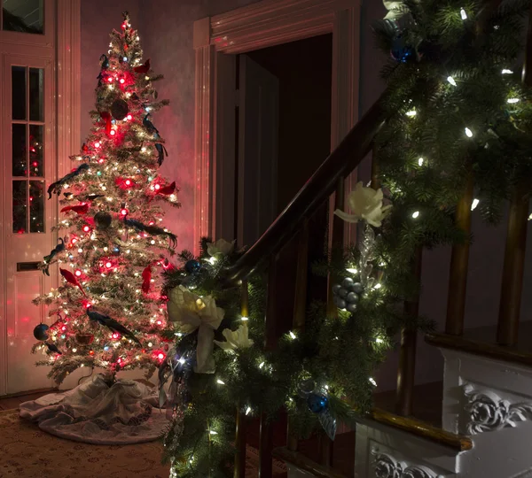 Árbol de Navidad y barandilla con luces — Foto de Stock