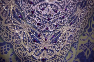 Rhinestones mor kumaş üzerine