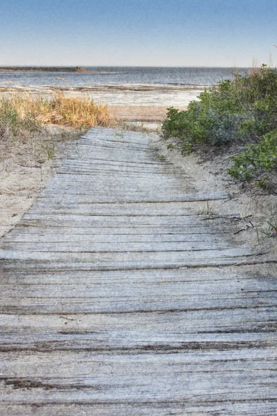 Wooden walkway to beach — Stok fotoğraf