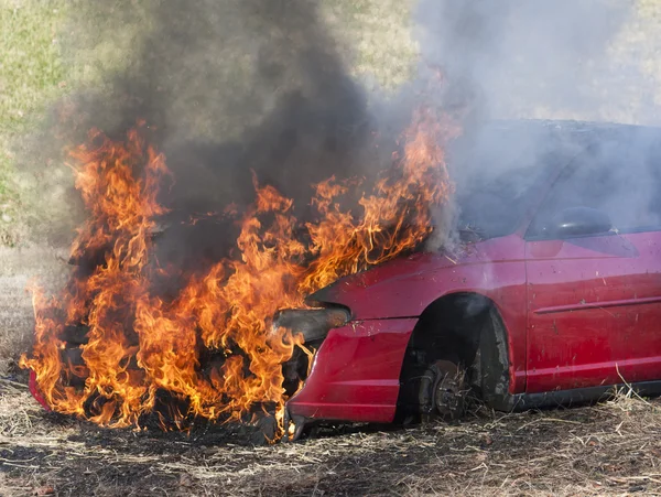 Voiture en feu — Photo