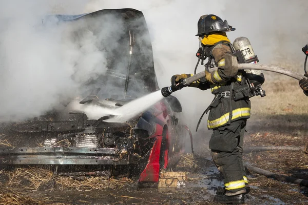 Firemen training on a burning car at the New Baltimore Fire Station — Stock Photo, Image