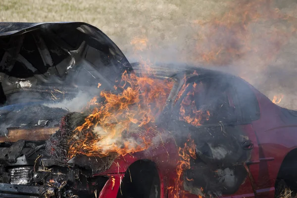 Bil i brand — Stockfoto