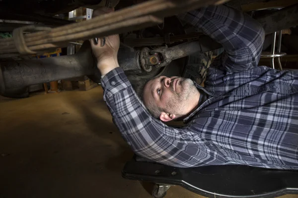 Homme travaillant sur la voiture — Photo