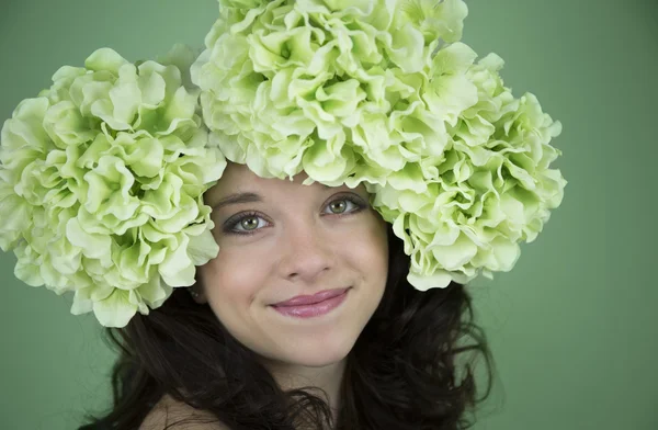 Skönhet skott av tonårsflicka bär gröna blommor — Stockfoto