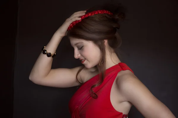 Adolescente portant une robe de bal rouge foncé et un chapeau — Photo