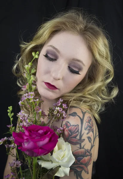 Woman holding flowers — Stock Photo, Image