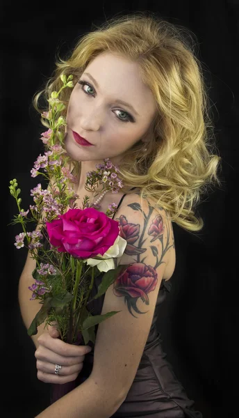 Woman holding flowers — Stock Photo, Image