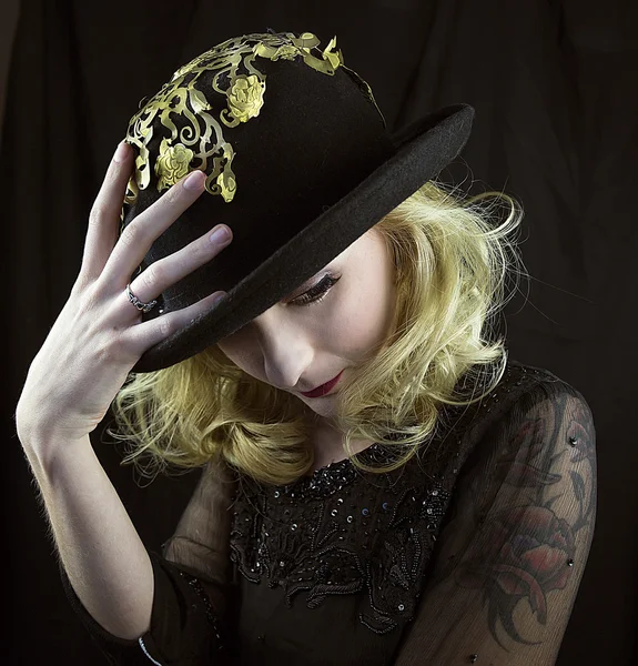 Donna che indossa cappello con finiture in oro — Foto Stock