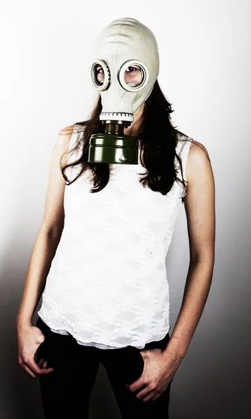 Vrouw gasmasker dragen — Stockfoto