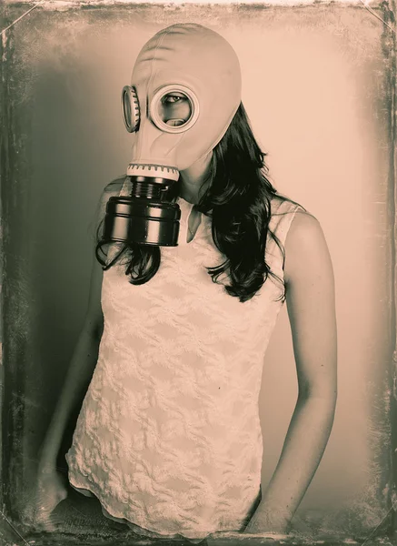 Žena nosí plynová maska — Stock fotografie