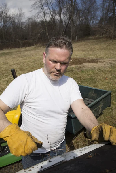 Man taking shingles off roof — Stock Photo, Image