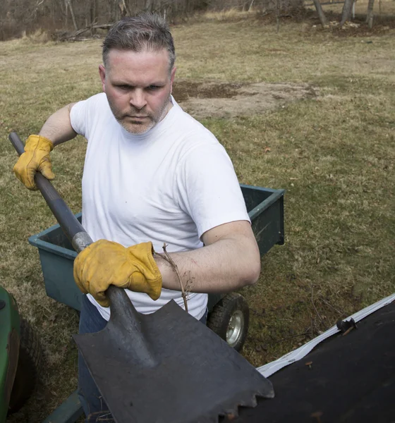 Man taking shingles off a shed roof — Stock Photo, Image