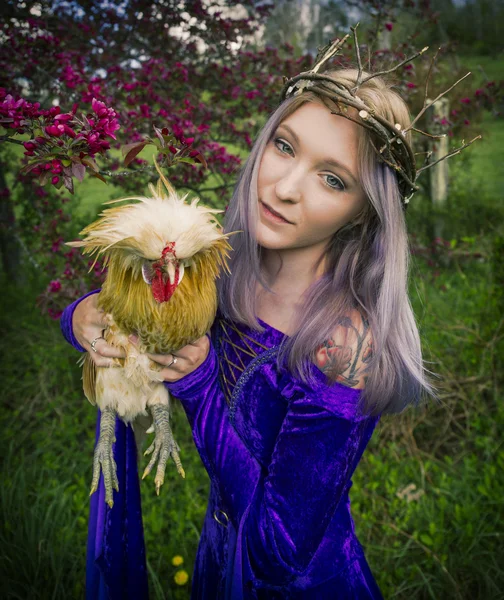 Genç kadın holding tavuk — Stok fotoğraf