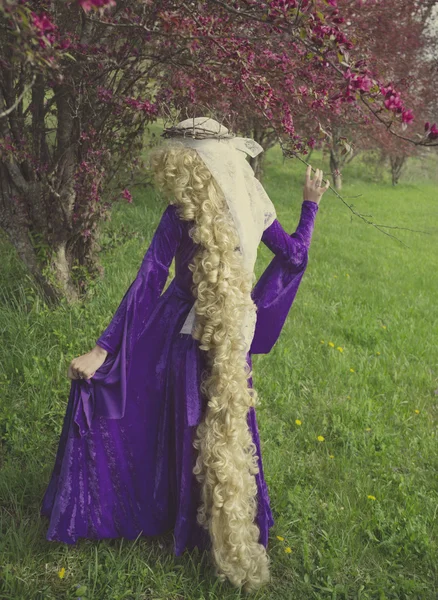 Rapunzel masal karakteri olarak giymiş genç kadın.