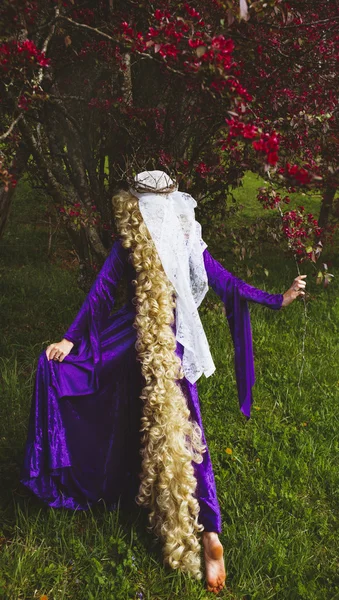Femme habillée en personnage de conte de fées, Raiponce — Photo