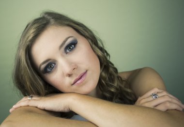 yeşil zemin üzerine genç kadın